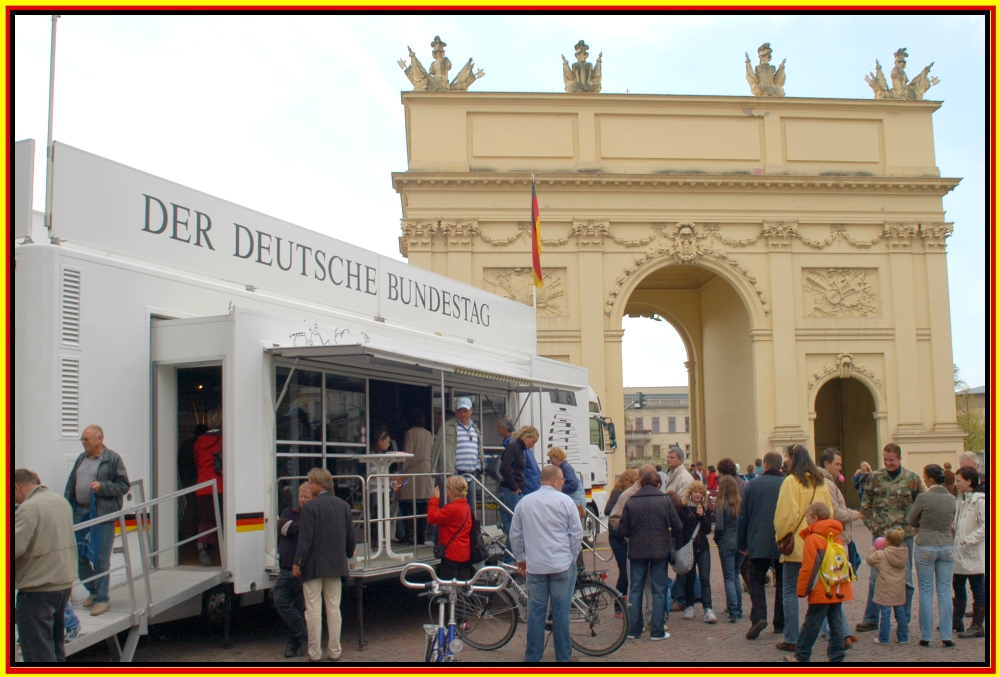 Der deutsche Bundestag und das Brandenburger Tor am Tag der deutschen Einheit