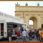 Der deutsche Bundestag und das Brandenburger Tor am Tag der deutschen Einheit