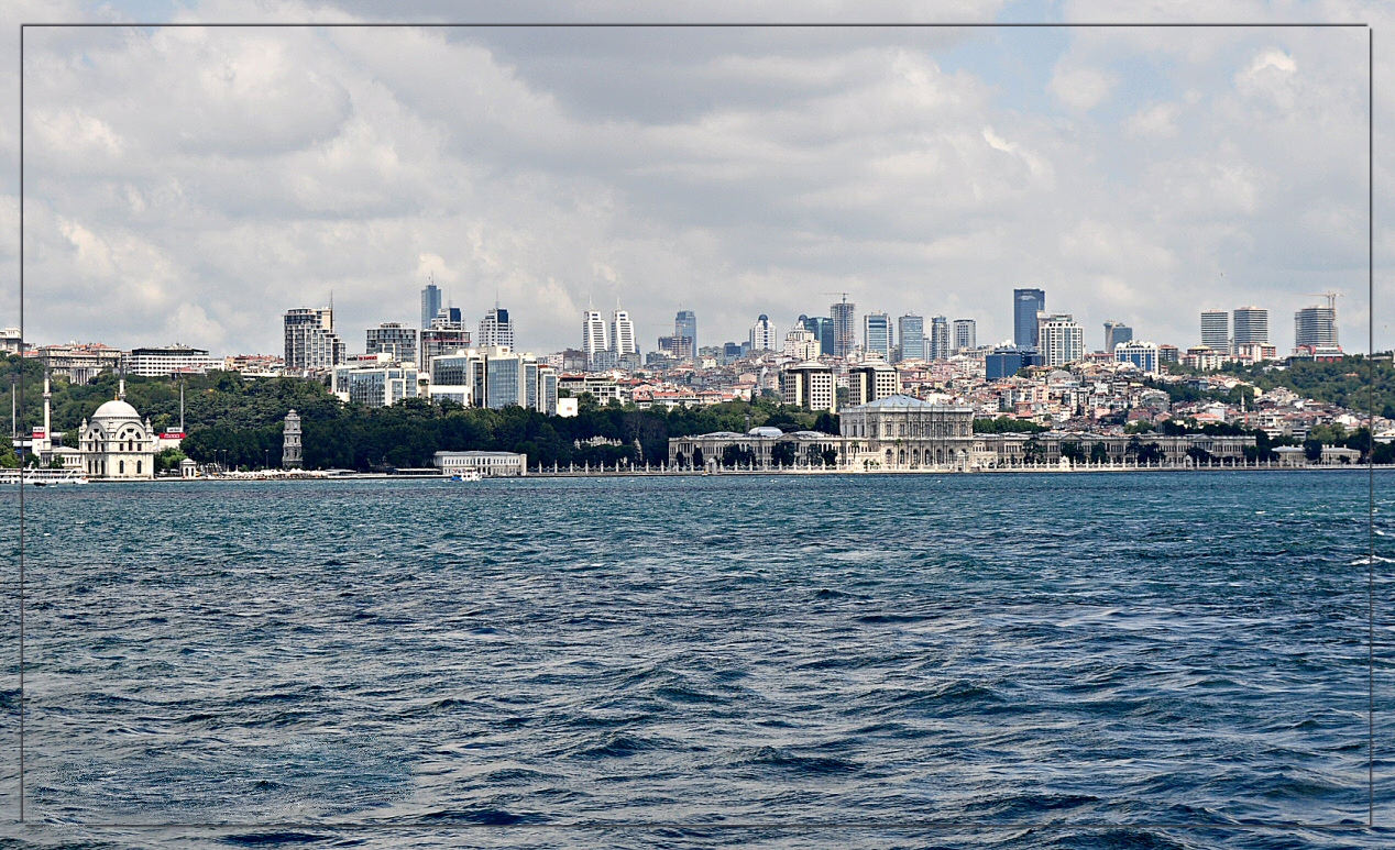 Der Dolmabahce-Palast und ein Teil der Skyline der europäischen Seite Istanbuls