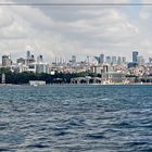 Der Dolmabahce-Palast und ein Teil der Skyline der europäischen Seite Istanbuls