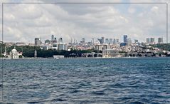 Der Dolmabahce-Palast und ein Teil der Skyline der europäischen Seite Istanbuls