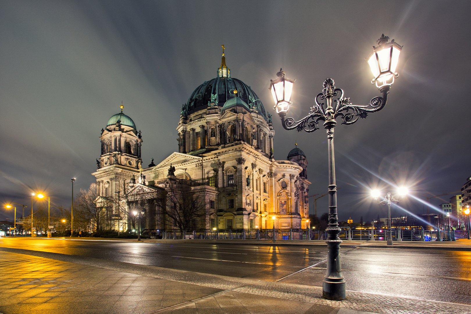 Der Dom bei Nacht und Regen