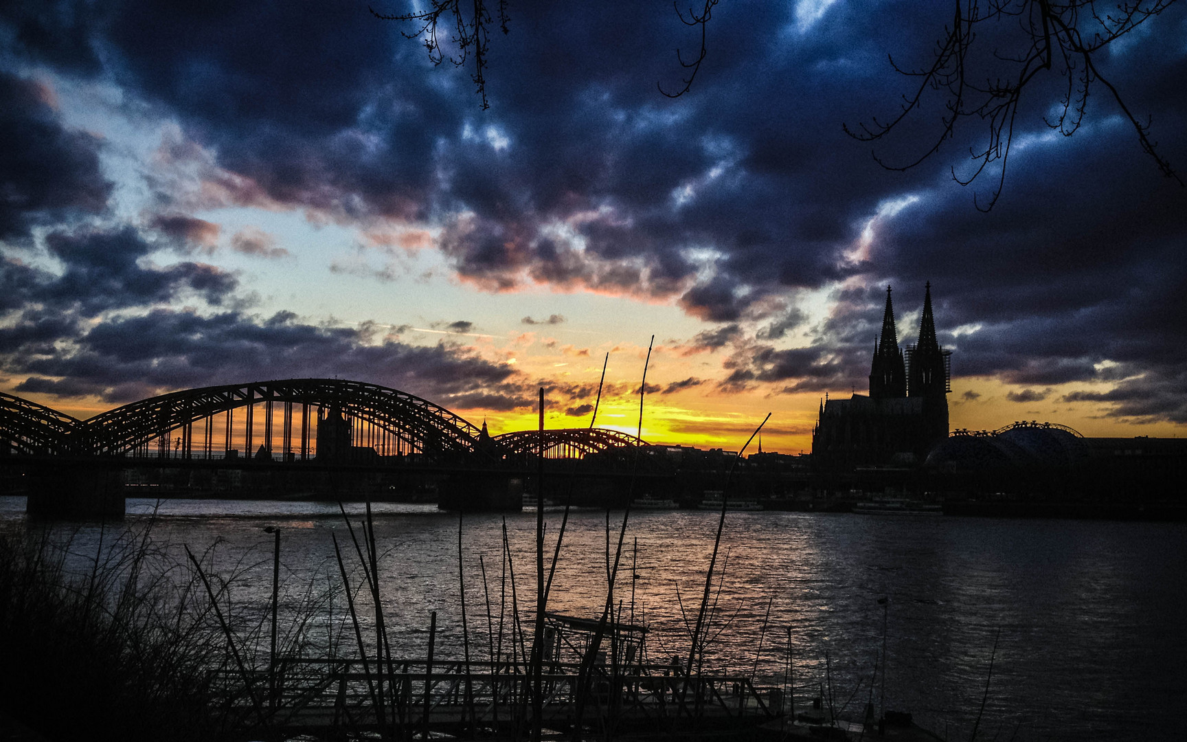 Der Dom, Deutzer Brücke im Sonnenuntergang