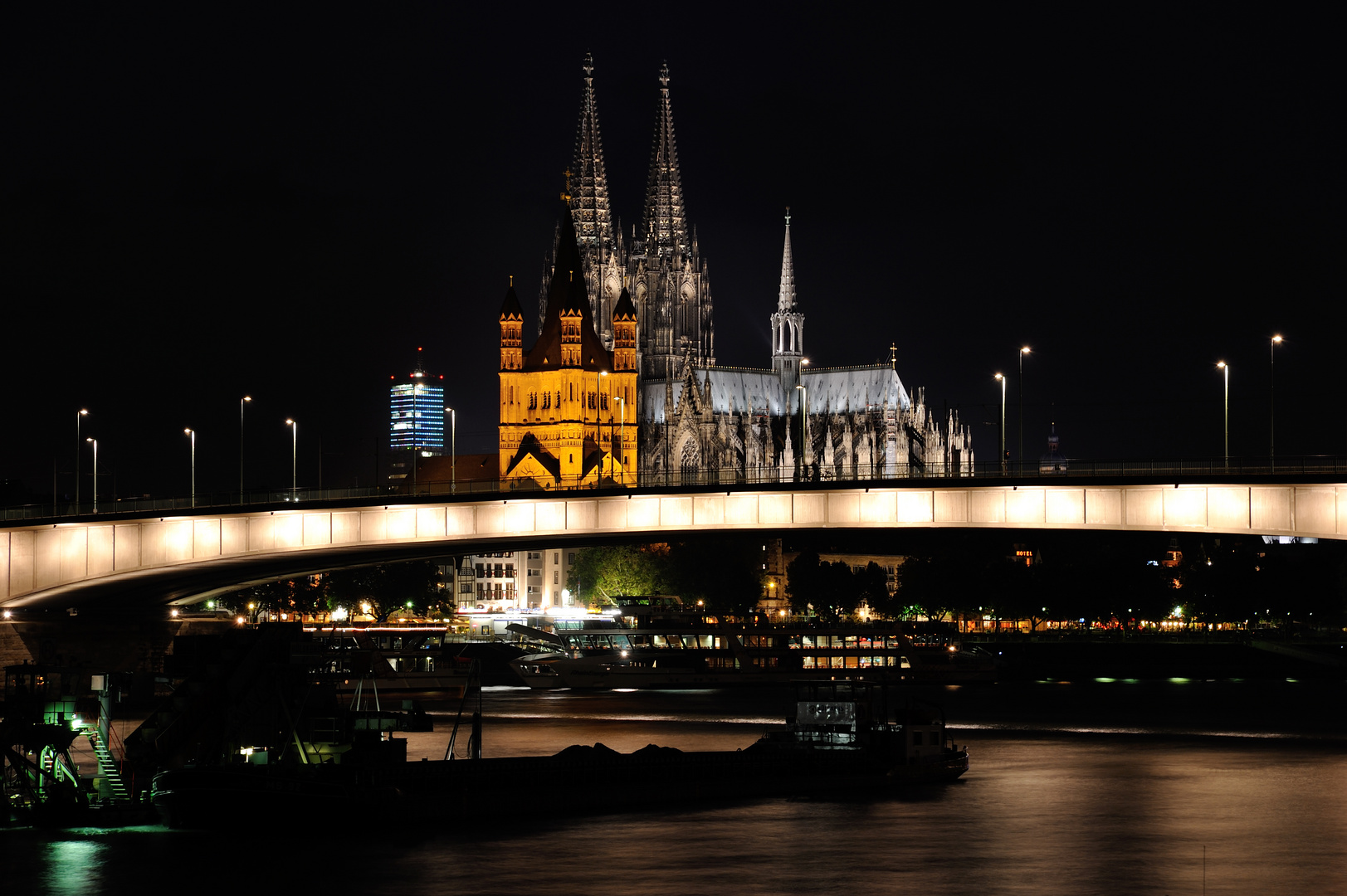 Der Dom, die Deutzer Brücke, das Baggerschiff und Groß St. Martin,