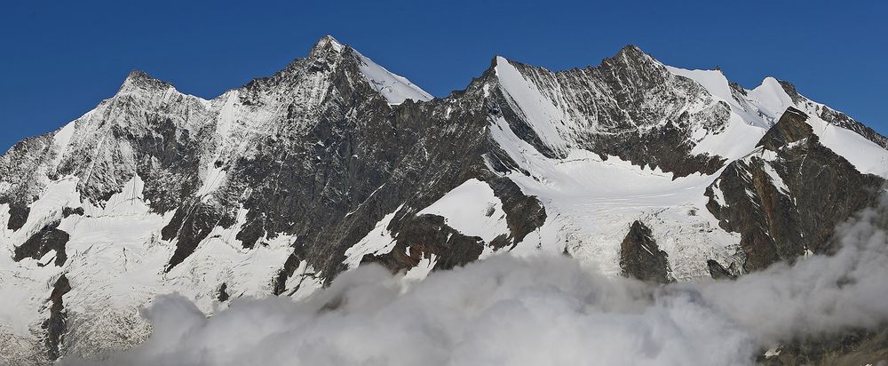 Der Dom, höchster Schweizer Berg, der mit seinem ganzen Bergmassiv in der Schweiz liegt...