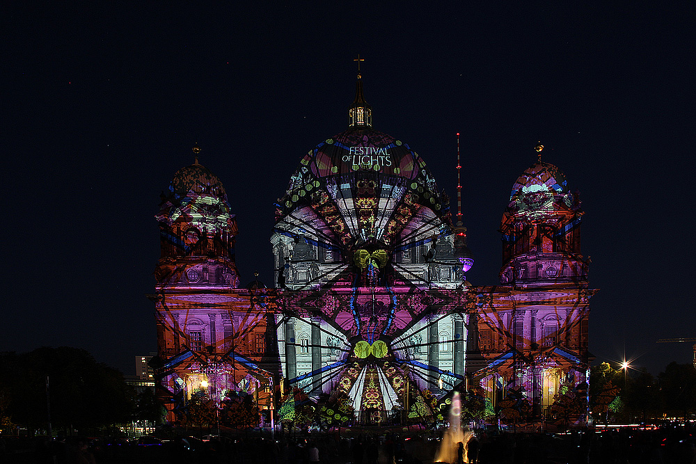 Der Dom in Berlin beim Festival of Lights 2015.
