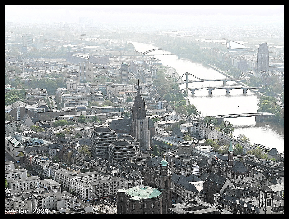 der dom römer usw im smog, feinstaub oder einfach diesig.