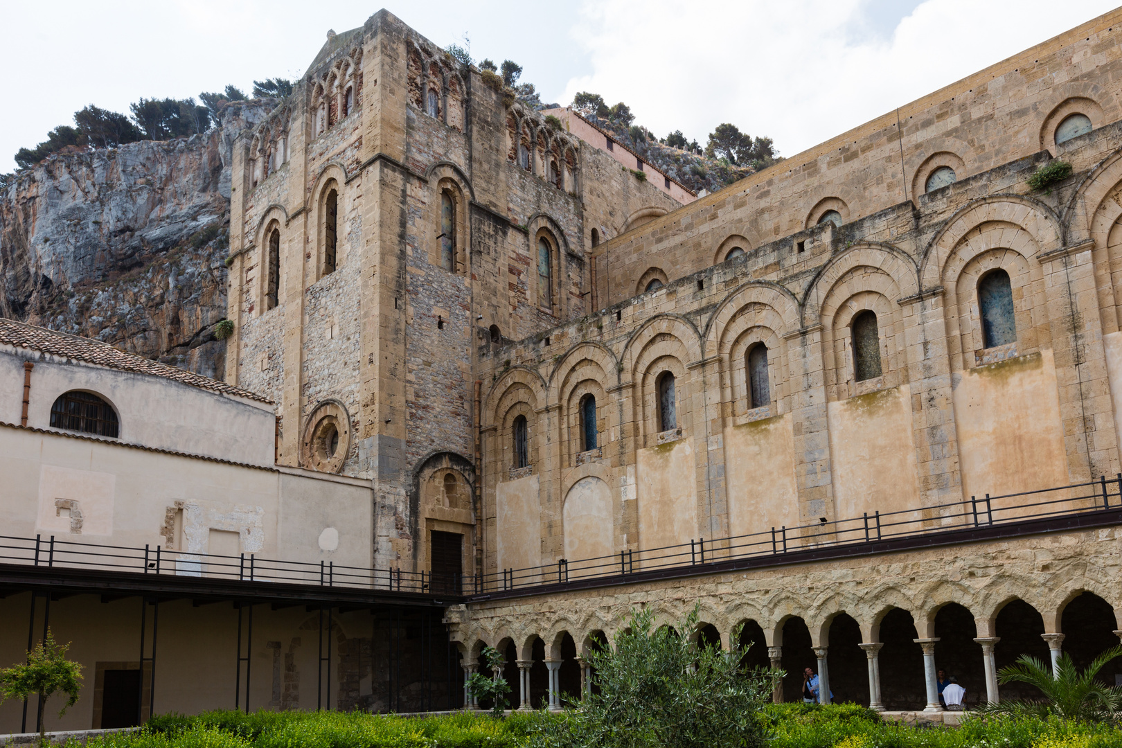 Der Dom von Cefalù vor imposanter Felskulisse