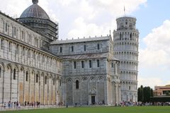 Der Dom vor dem Schiefen Turm von Pisa