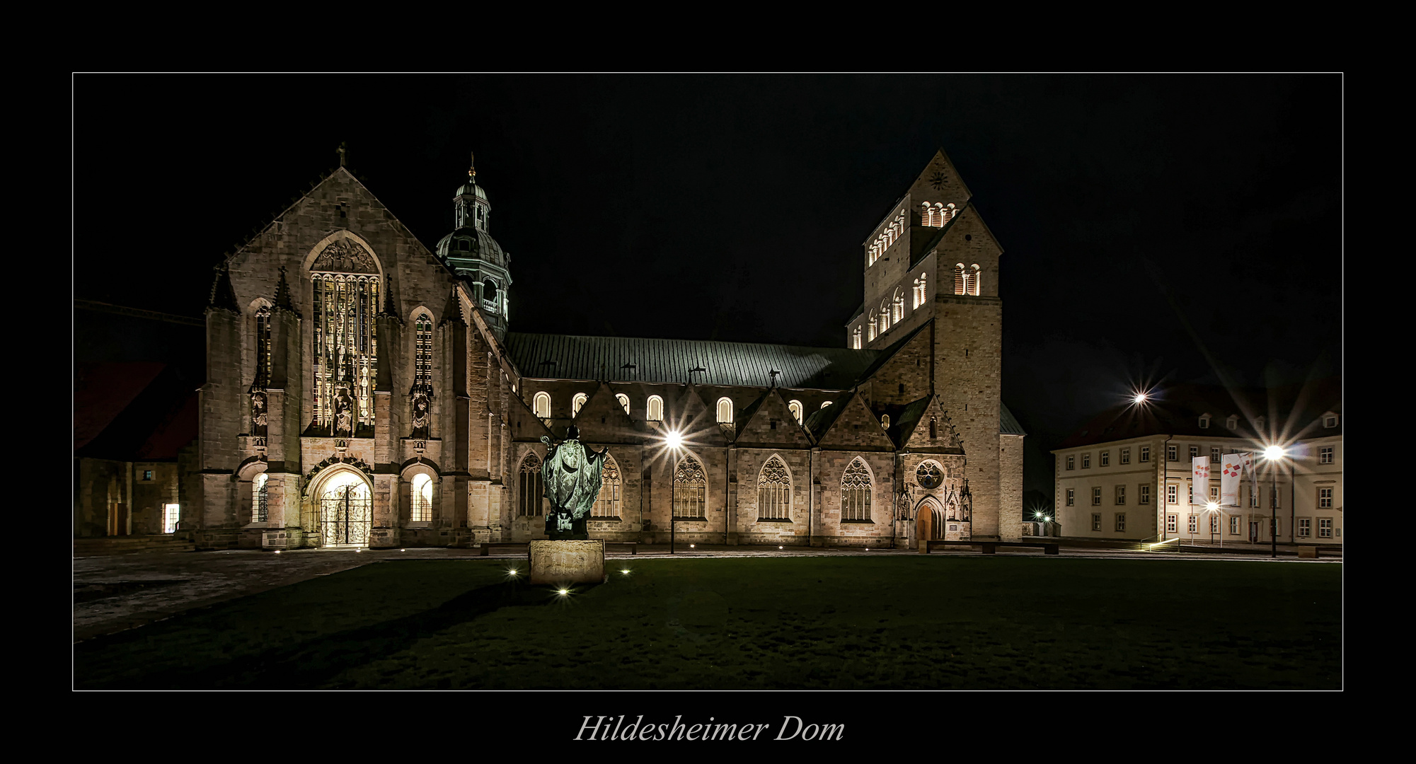 ** der Dom zu Hildesheim, bei Nacht...**