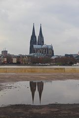 Der Dom zu Kölle " Spieglein Spieglein auf der Erde wer ist ....................