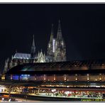 Der Dom zu Köln im Vordergrund der Bahnhof.