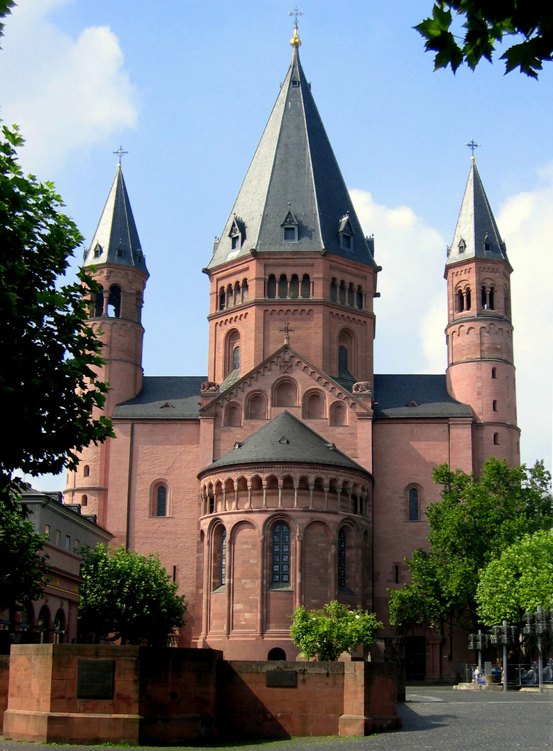 Der Dom zu Mainz, Blick auf die östliche Fassade (Ostchor)