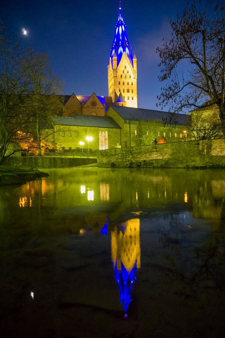 Der Dom zu Paderborn mit Weihnachtsbeleuchtung.