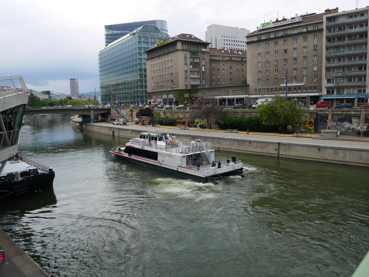 Der donaukanal gesehen von der schwedenbrücke (in wien)