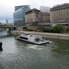 Der donaukanal gesehen von der schwedenbrücke (in wien)