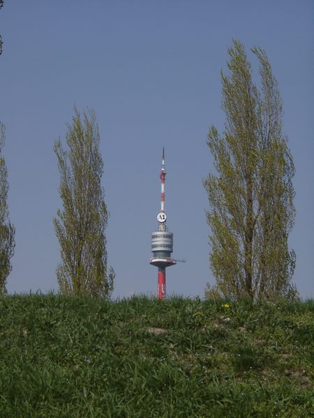Der Donauturm - mal idyllisch