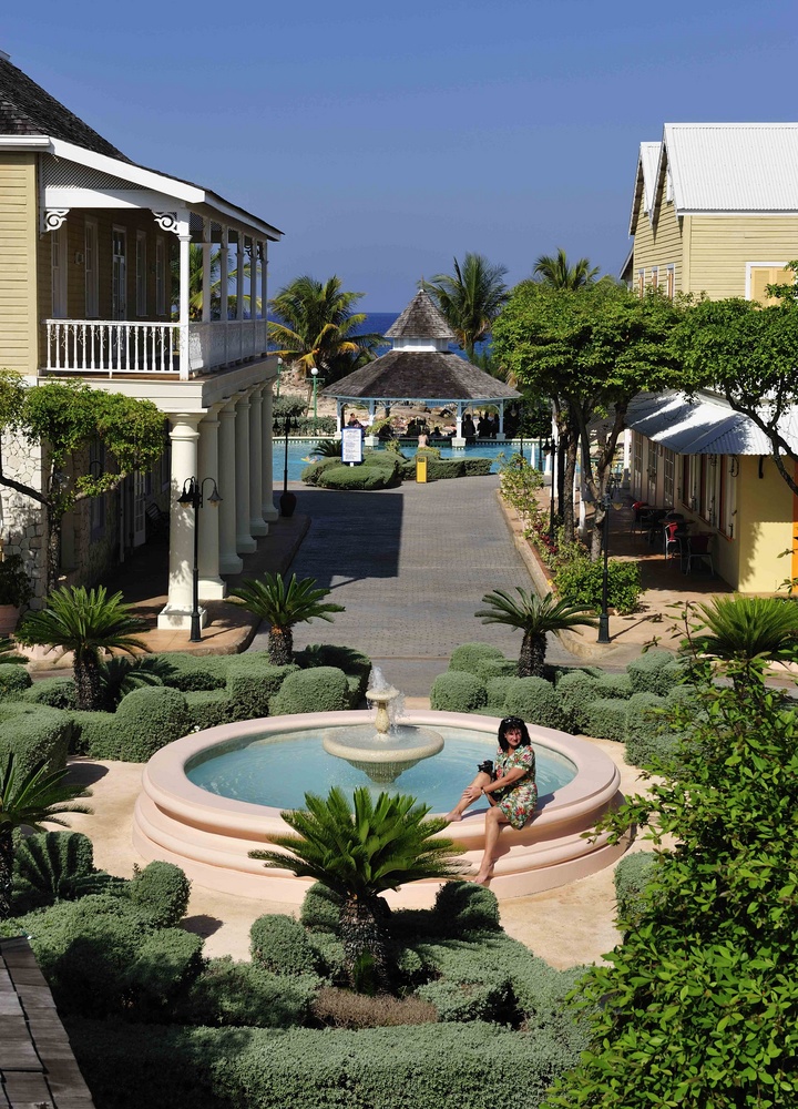 Der Dorfplatz vom Breezes Grand Lido Braco in Rio Bueno