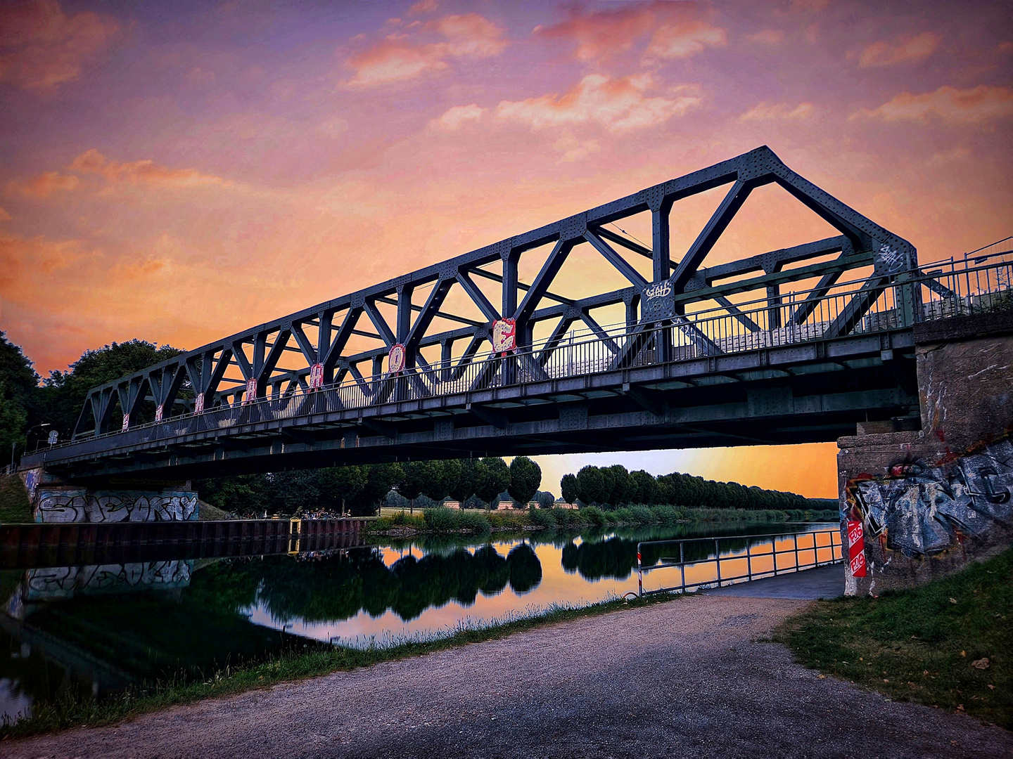 Der Dortmunder Ems Kanal im Sonnenuntergang 