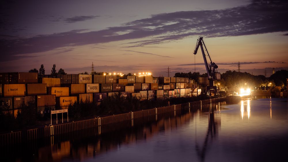 Der Dortmunder Kanalhafen bei Nacht