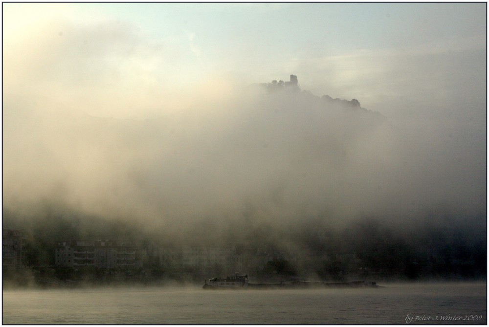 der Drachenfels im Nebel