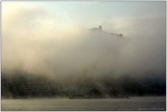 der Drachenfels im Nebel