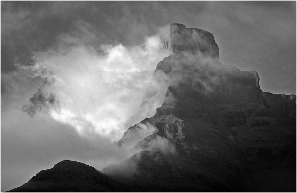 Der Drakensberg-Pfeiler in Schwarz-Weiss