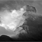 Der Drakensberg-Pfeiler in Schwarz-Weiss