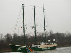 Der dreimaster RAINBOW WARRIOR von Greenpeace auf dem Nord-Ostsee-Kanal