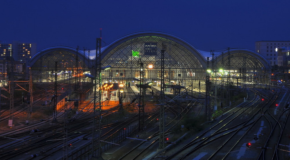 Der Dresdener Hauptbahnhof zur "blauen Stunde"