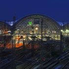Der Dresdener Hauptbahnhof zur "blauen Stunde"
