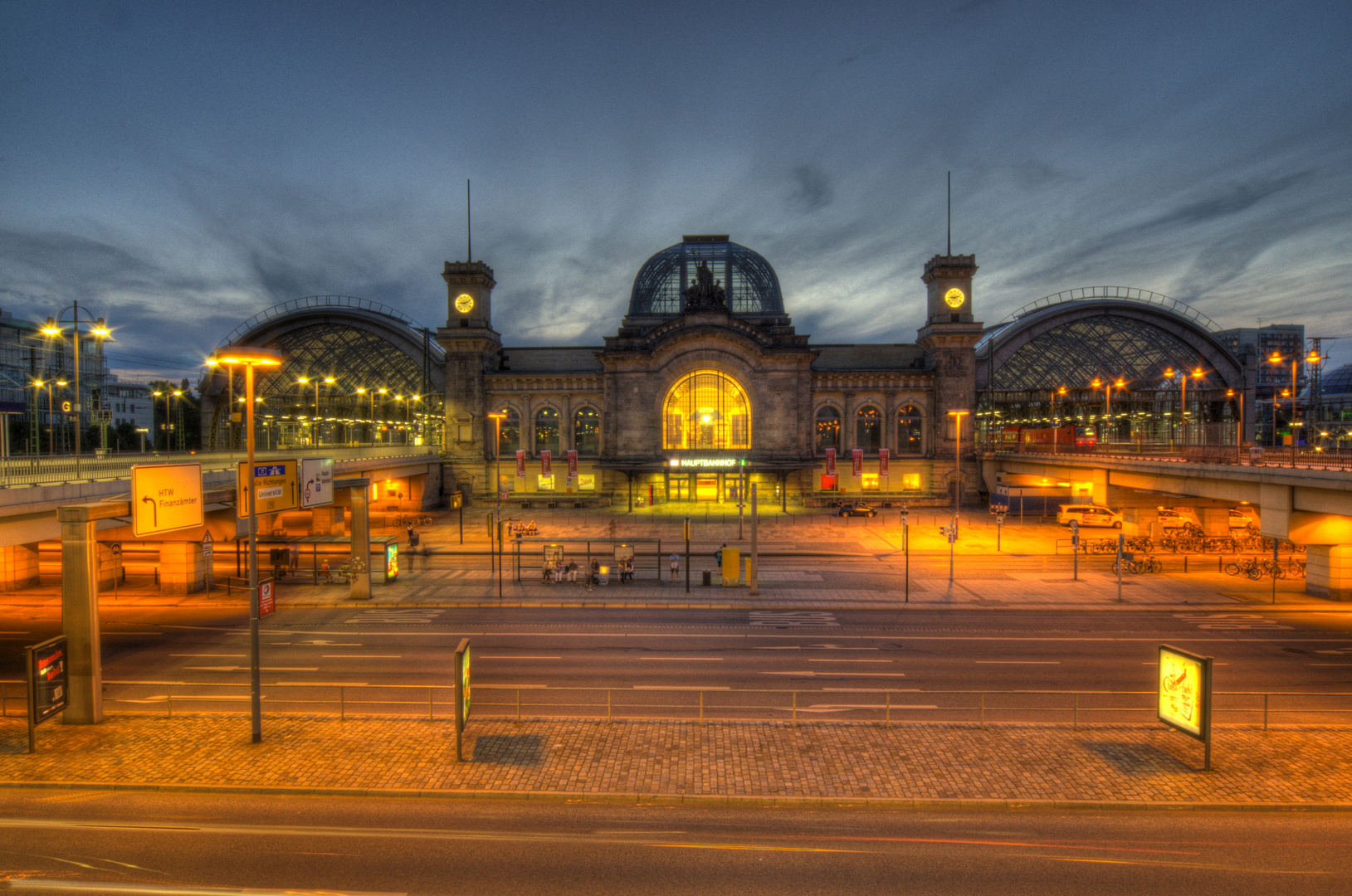 der Dresdner Hauptbahnhof am Abend