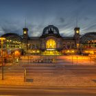 der Dresdner Hauptbahnhof am Abend