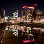 Der Düsseldorfer Hafen bei Nacht