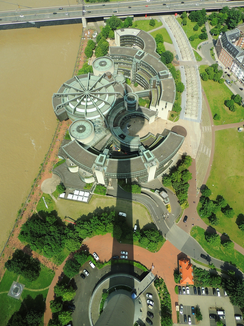 Der Düsseldorfer Landtag mit Schatten des Fernsehturms