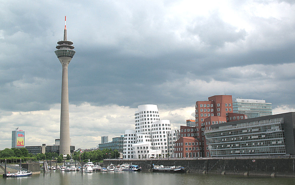 Der Düsseldorfer Medienhafen mit dem Rheinturm