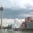 Der Düsseldorfer Medienhafen mit dem Rheinturm