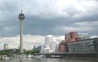 Der Düsseldorfer Medienhafen mit dem Rheinturm by Günter Walther 