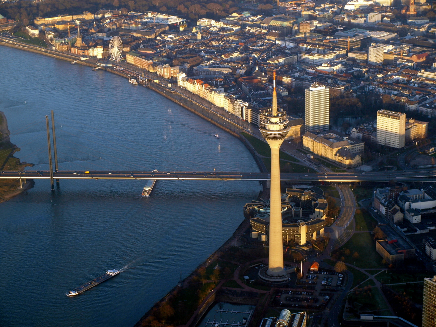 Der Düsseldorfer Rheinturm