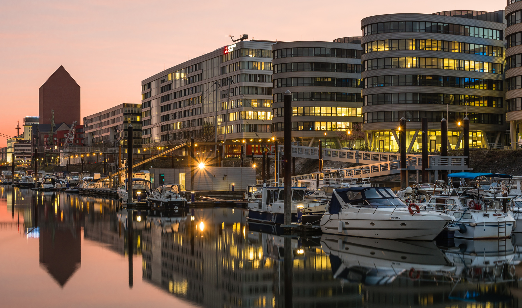 Der Duisburger Innenhafen als Spiegel der Wirklichkeit