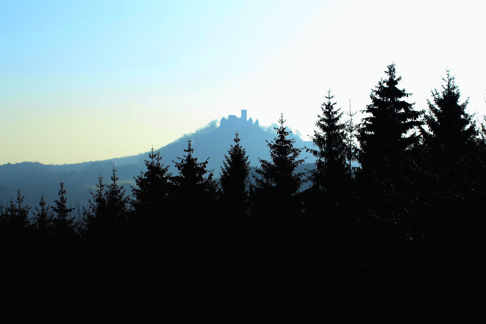 "  Der dunkle, dunkle Wald um die Nürburg.  "