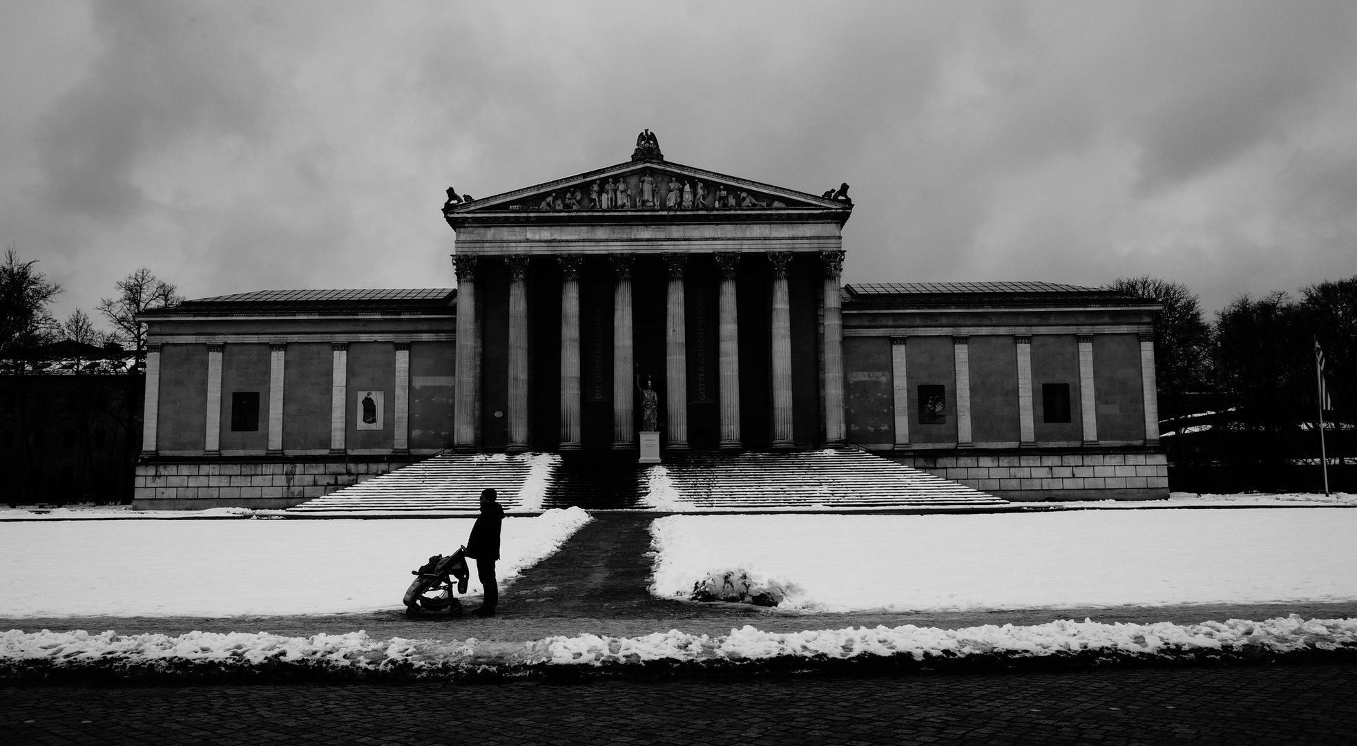 "Der [dunkle] Kinderwagen-Mann" oder auch "Die staatliche Antikensammlung  am Königsplatz"