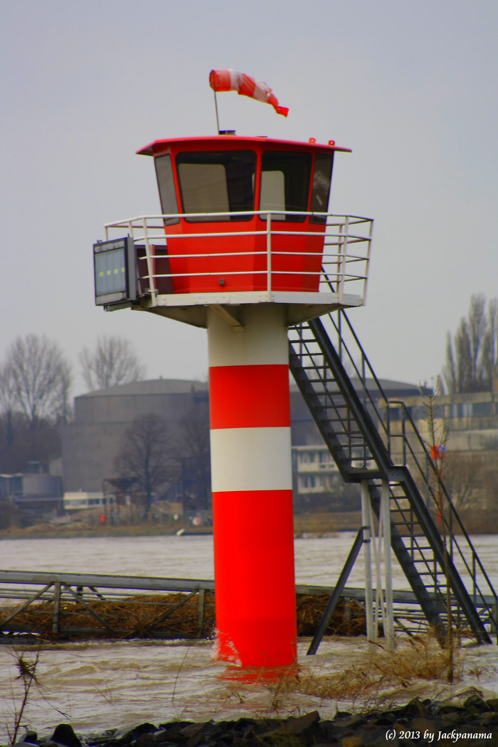 Der durch das Rheinhochwasser umspülte Rhein-Pegel bei Wesel