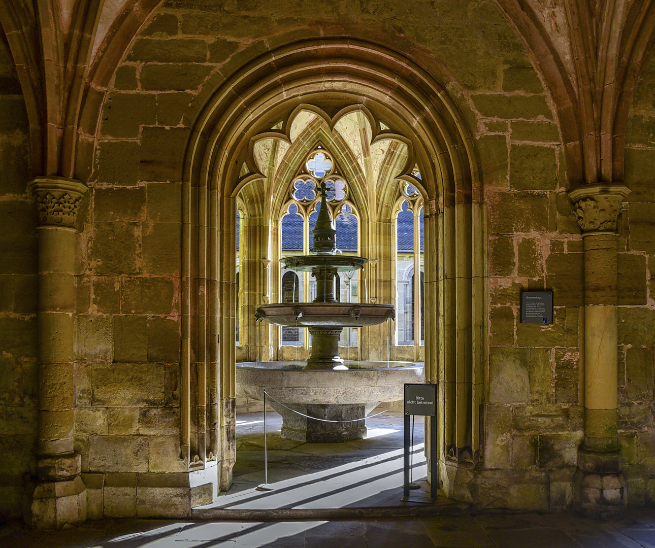 Der Durchblick auf den Brunnen Maulbronn