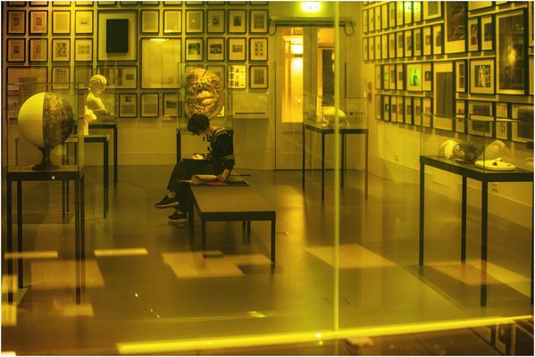 Der Durchblick auf die junge Frau bzw. Studentin