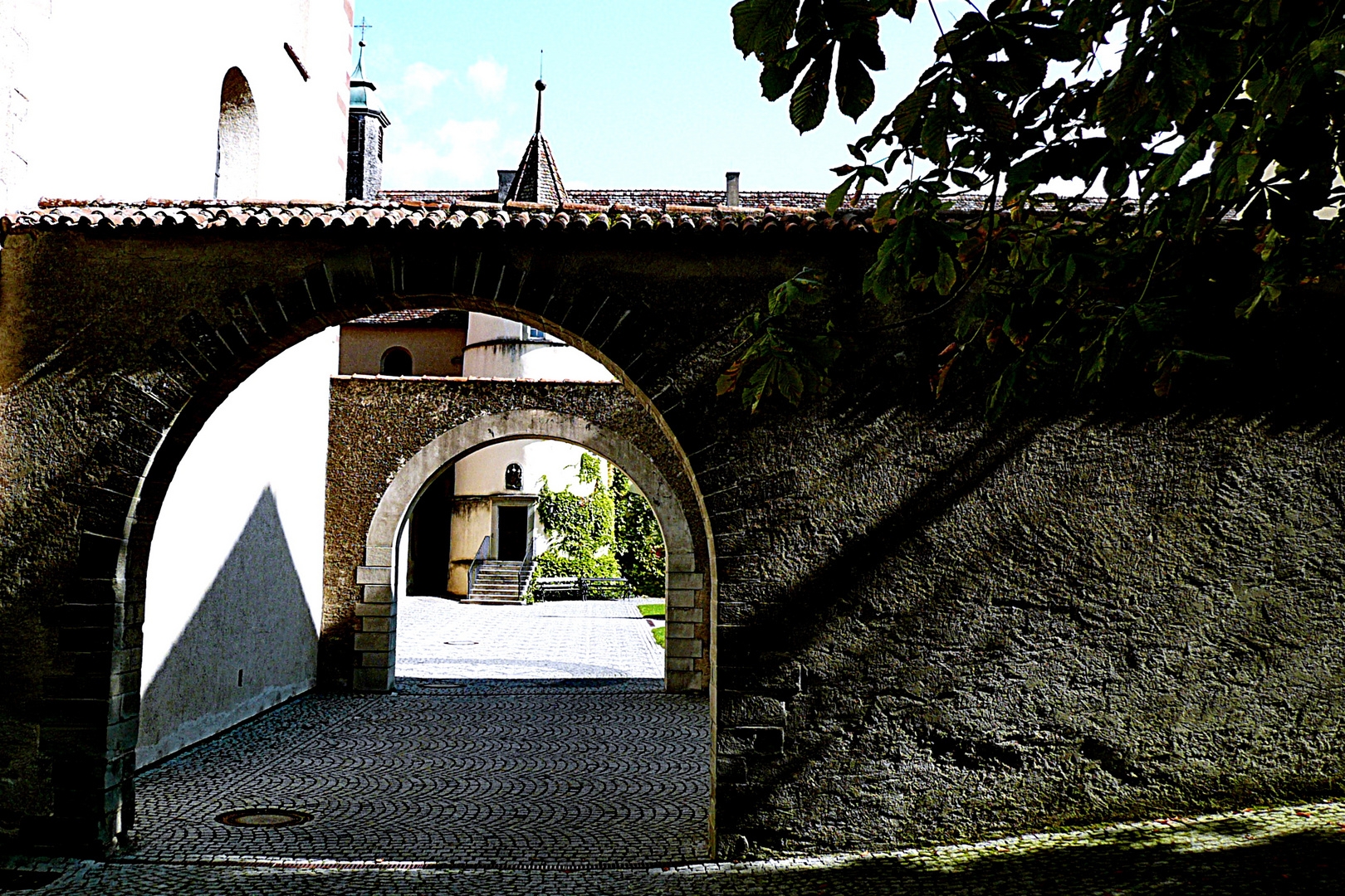 der Durchblick in den Klosterhof der Reichenau 1