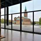 der Durchblick: von der Neuen Nationalgalerie Richtung St. Matthäus-Kirche. Berlin 2014