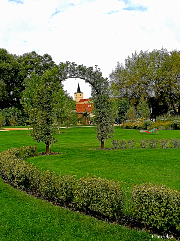 Der Durchblick zur Kirche