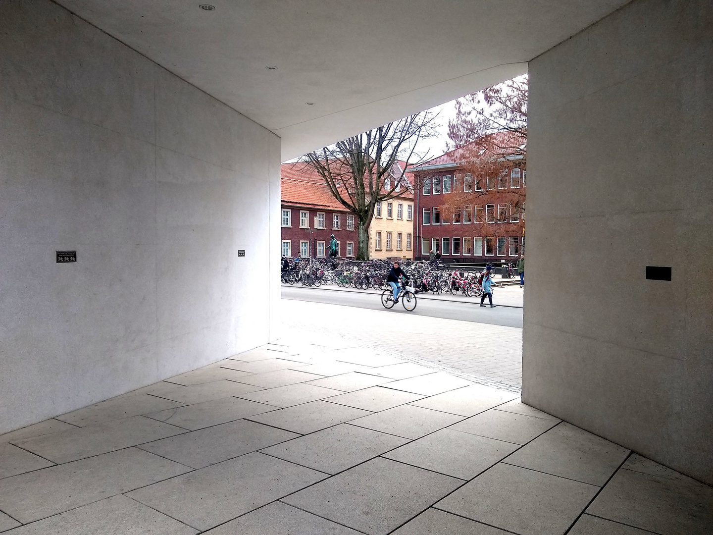 Der Durchgang am LWL Museum in Münster