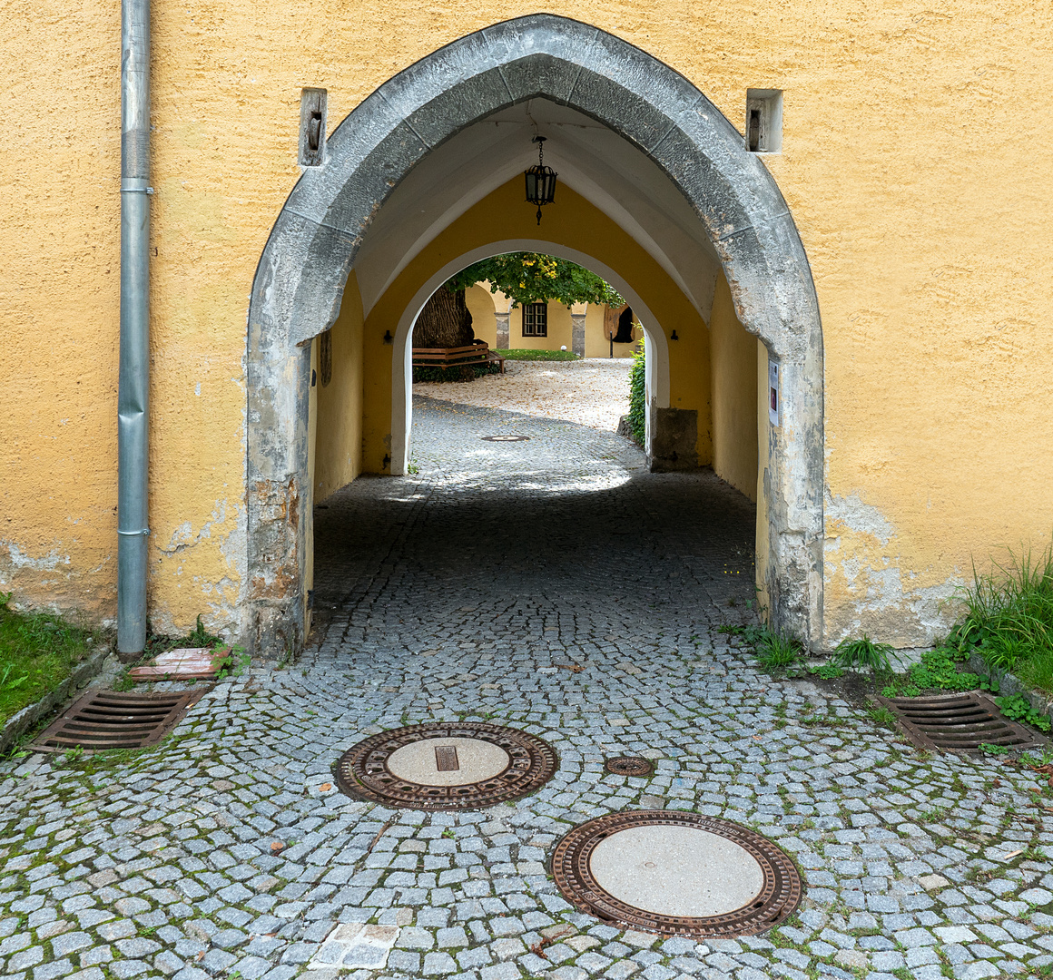 der durchgang vom pfarrhof zum arkadenhof...